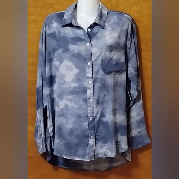 NWT Old Navy Blue Cloud Boyfriend Shirt Button Down Sz M Dressy Blouse - Picture 1 of 3